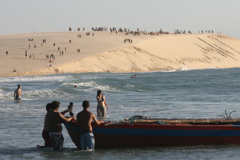 Duna de Jericoacoara, um dos principais destinos turísticos do Ceará, perde 6% de volume a cada ano; veja antes e depois