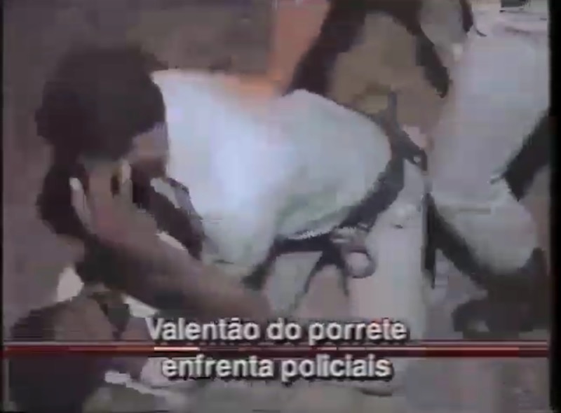 Valentão do Porrete enfrenta policiais; relembre reportagem de Roberto Bulhões