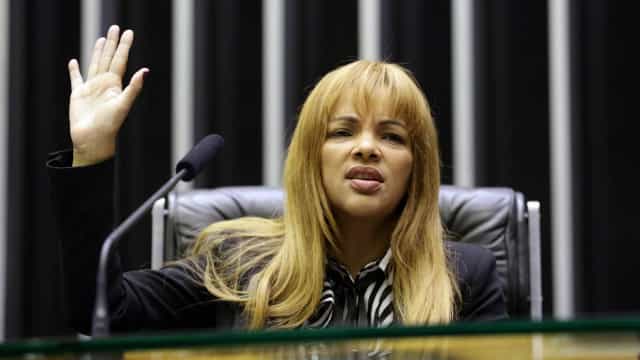 Deputada Flordelis participa de reconstituição de morte do marido
