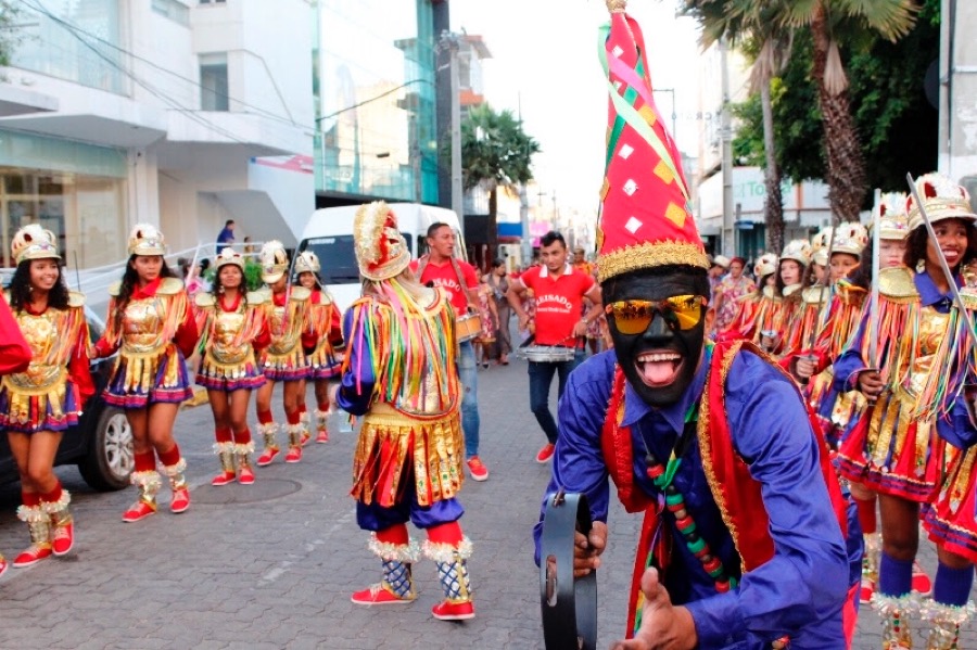 Cortejo dos grupos da cultura popular encerra festejos do mês do folclore e presta homenagem à padroeira do Crato