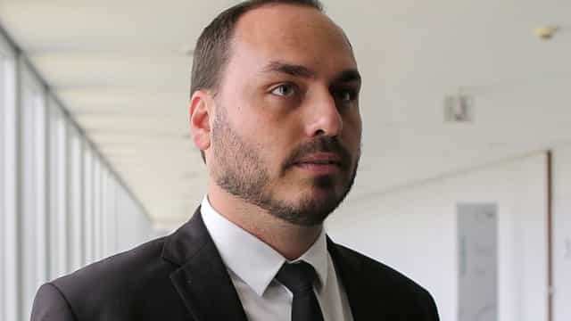 Carlos Bolsonaro diz que Brasil não mudará por vias democráticas