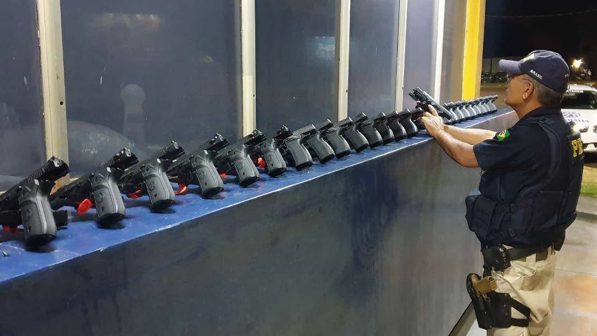 PRF apreende 29 pistolas em um carro na BR 277 no Paraná