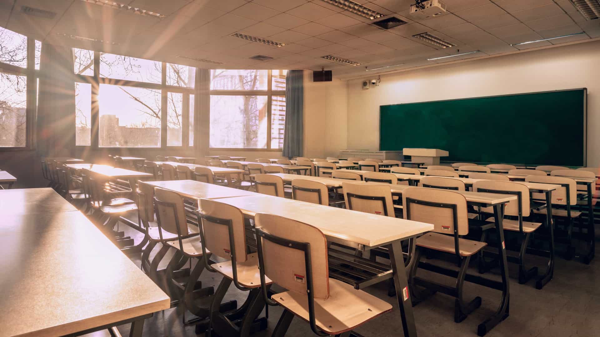 Ensino a distância triplica e presencial tem menos calouros