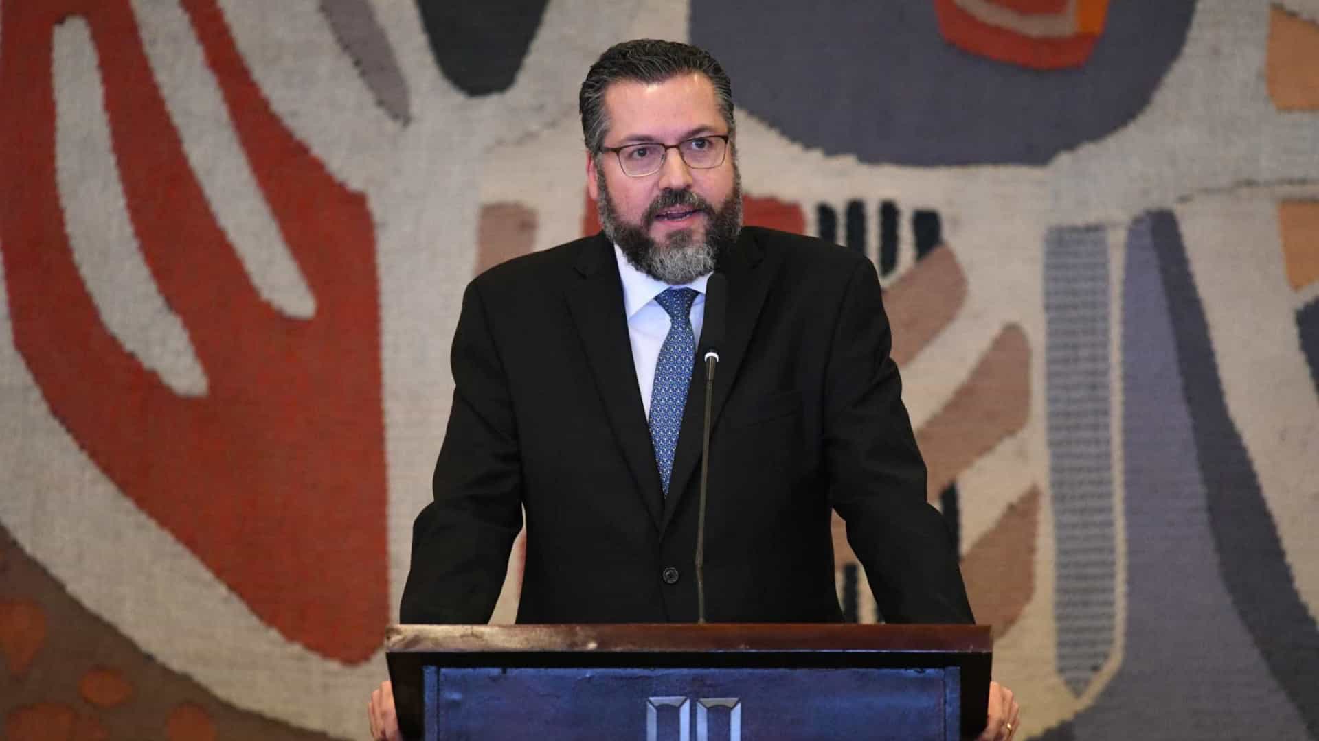 Ernesto Araújo chama de ‘falsa’ crise da Amazônia