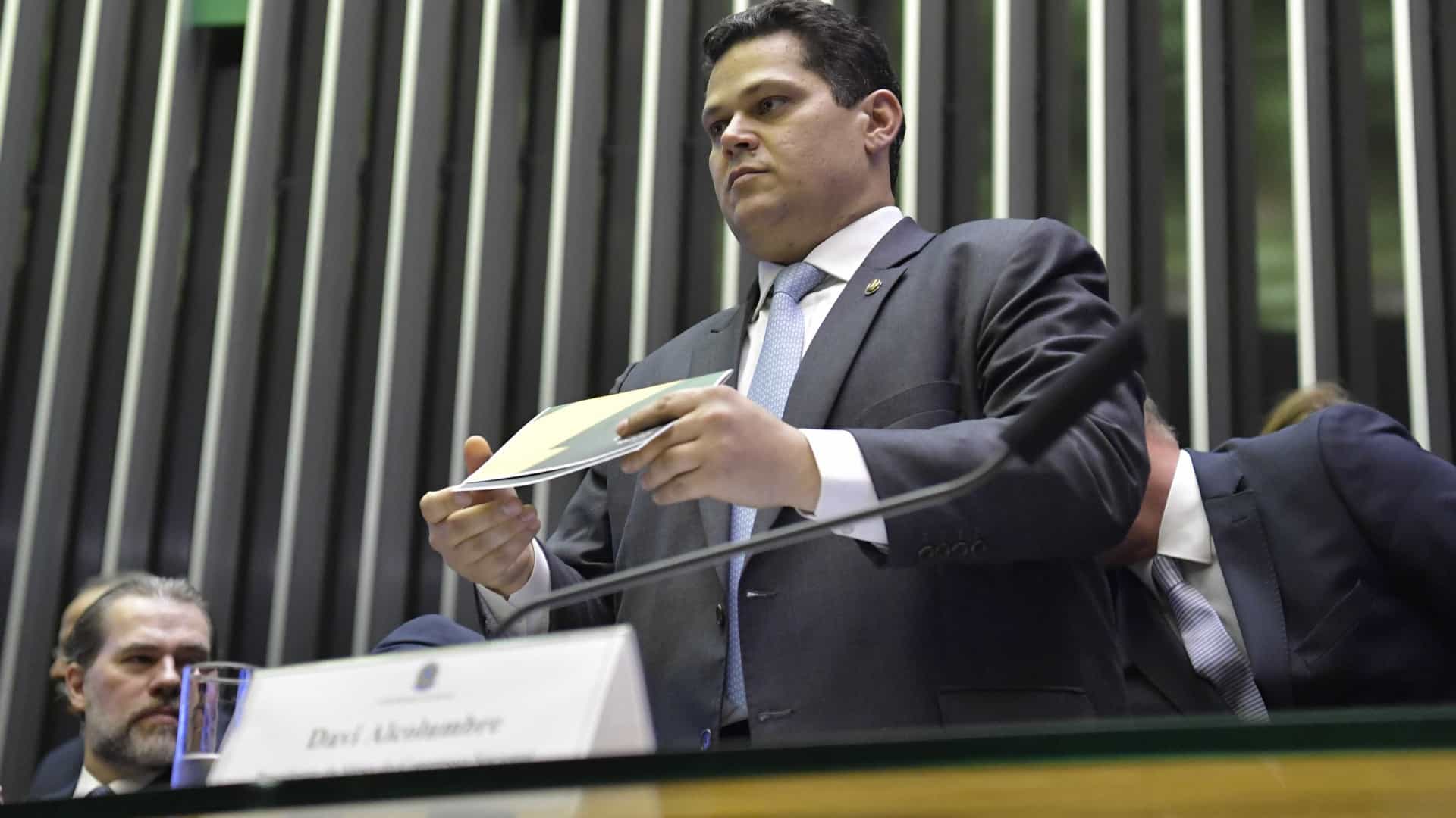 Alcolumbre vota para derrubar veto sobre bagagem grátis