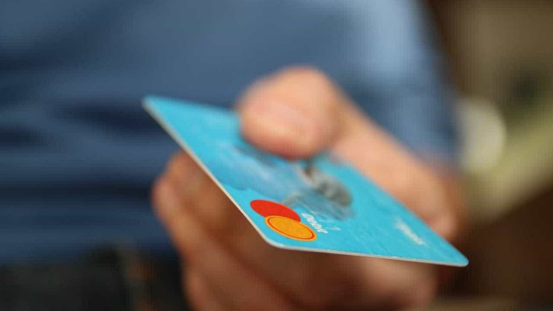 Juros do cheque especial caem e do cartão de crédito sobem em agosto