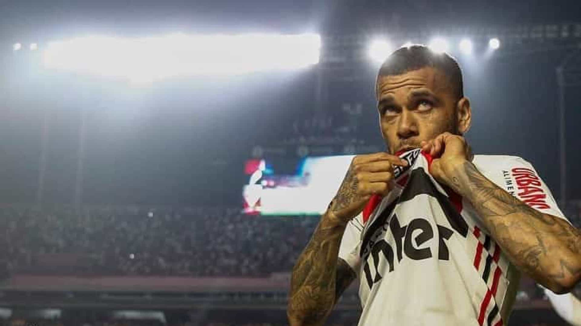 Dani Alves diz que recusou ofertas de Barça e Juve antes do São Paulo