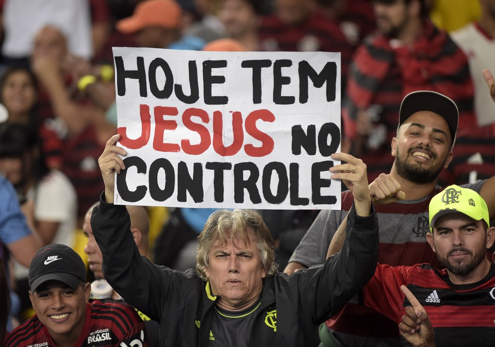 Meme de arquibancada de Gabigol ganha novas versões e reforço divino no Flamengo