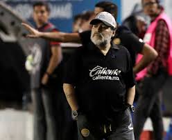 Maradona negocia com Gimnasia La Plata, lanterna do Argentino. “Avançamos muito”, diz dirigente