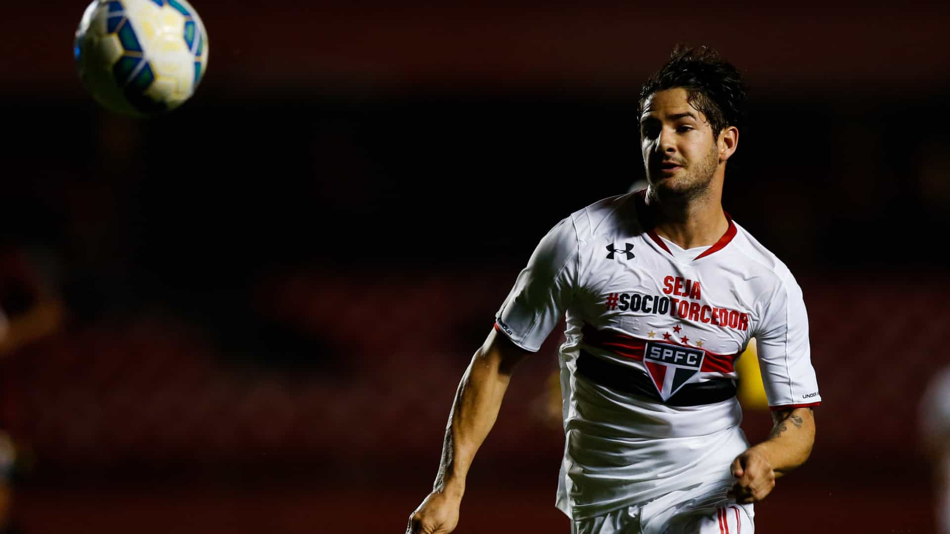 Pato tem lesão muscular e desfalcará o São Paulo contra o Botafogo