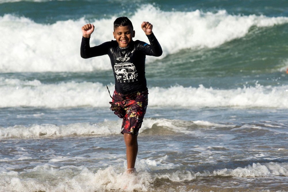 Após tratamento contra câncer e amputação de perna, cearense de 10 anos realiza sonho de surfar