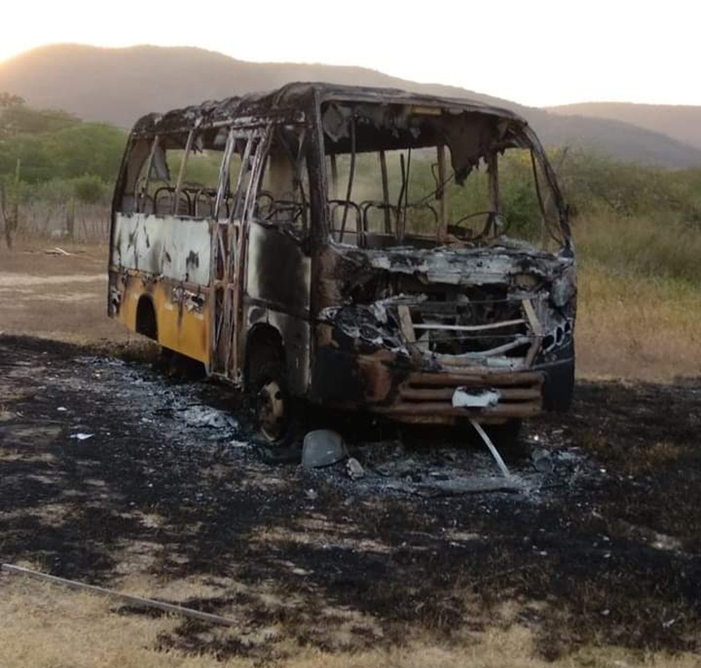 Criminosos incendeiam caminhão, ônibus e transporte escolar no 6º dia de ataques no Ceará; 6 ações são registradas na madrugada