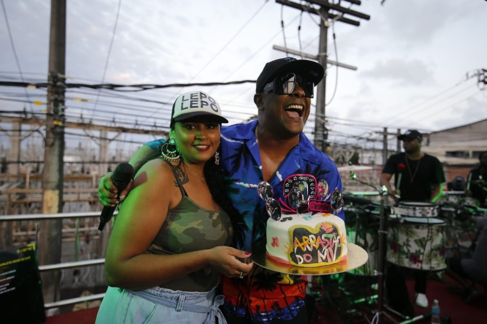 Em trio elétrico, Márcio Victor comemora aniversário com arrastão e agita multidão em Salvador