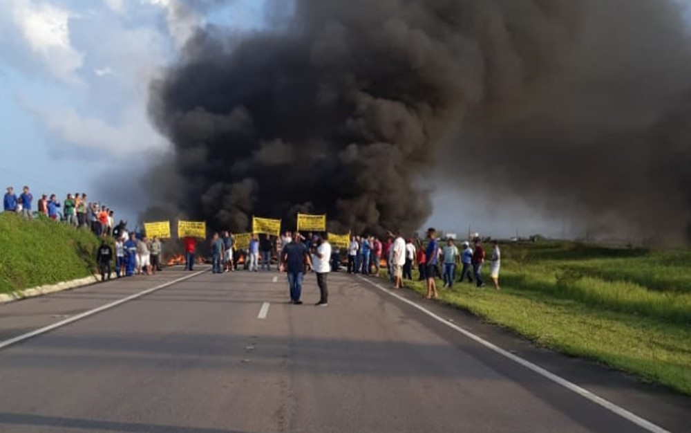 Motoristas de transporte alternativo bloqueiam rodovias em protesto no Grande Recife