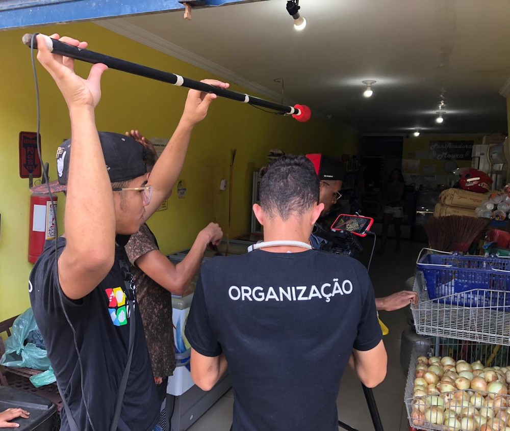 Jovens encenam e gravam novela inspirada na realidade do bairro onde moram no Recife