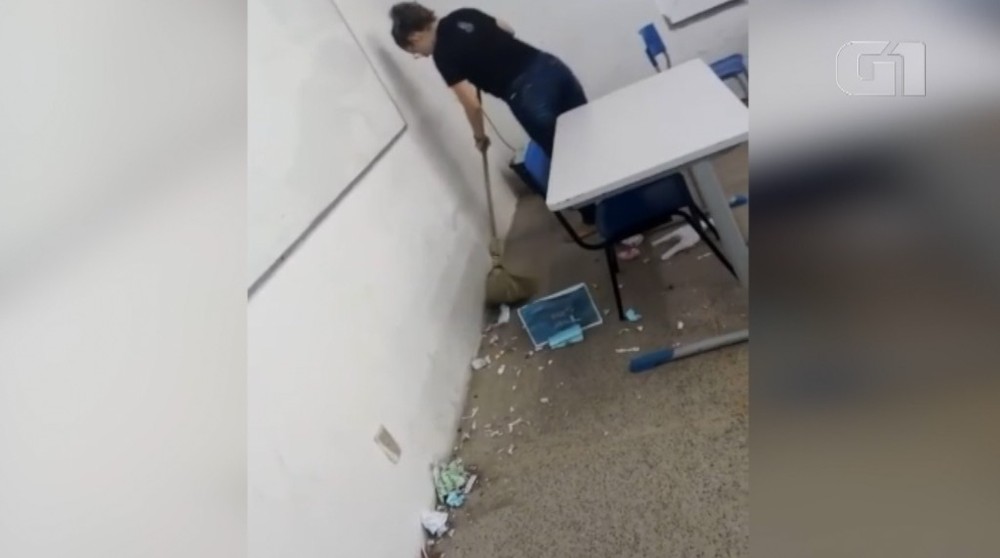 Aluna da Uespi varre sala após greve dos funcionários da limpeza por falta de pagamento