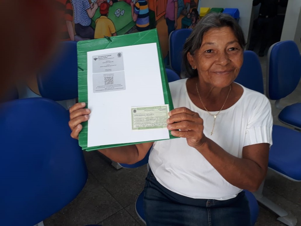 Aos 66 anos, idosa recebe primeira certidão de nascimento no Ceará; estado tem quase 5 mil sub-registros