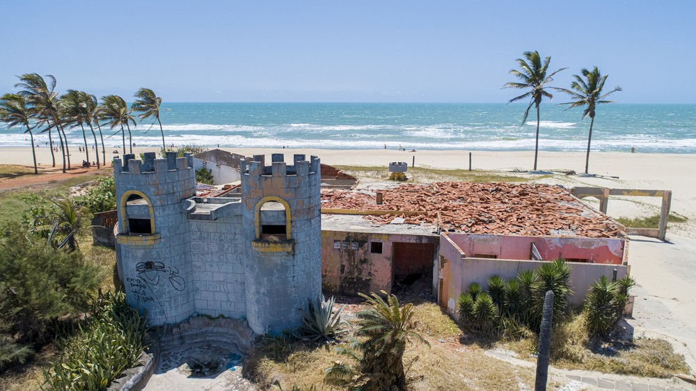 Barracas da Praia do Futuro, em Fortaleza, devem ter tamanho reduzido após concurso de ideias