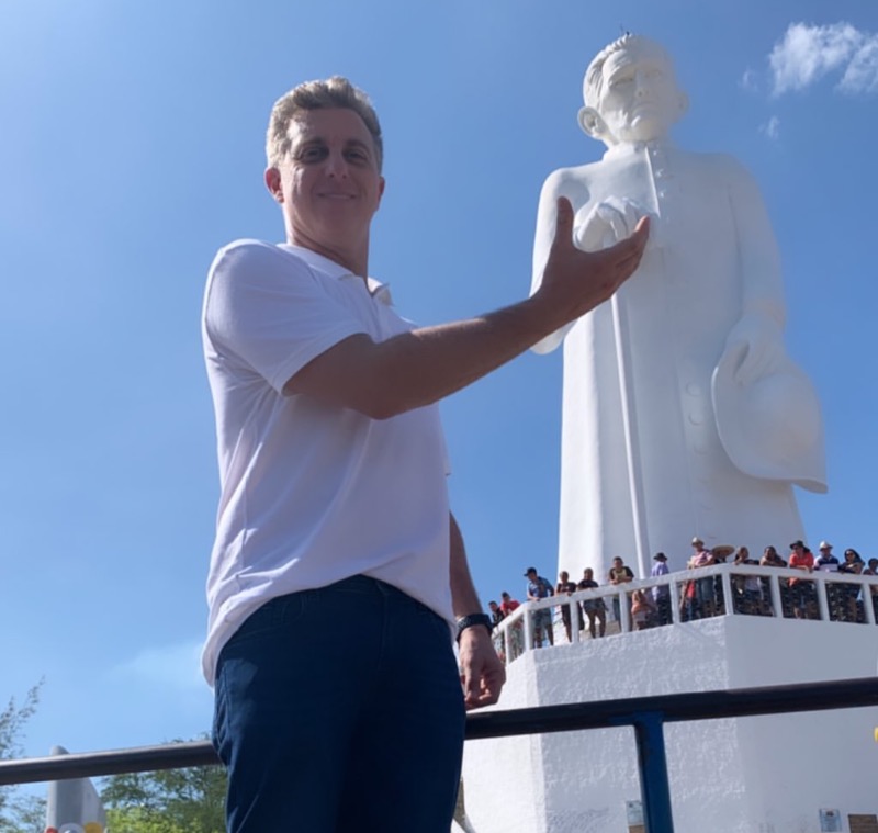 Luciano Huck visita Horto e conversa com devotos do Padre Cícero