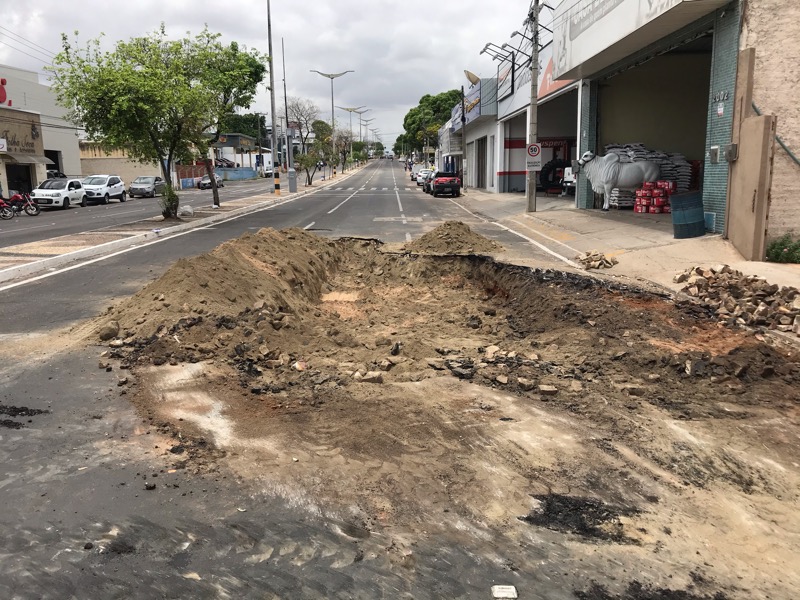 Asfalto afunda na Avenida Padre Cícero e prefeitura volta a interditar trecho