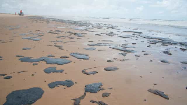 Sergipe declara emergência por óleo nas praias e aguarda Salles