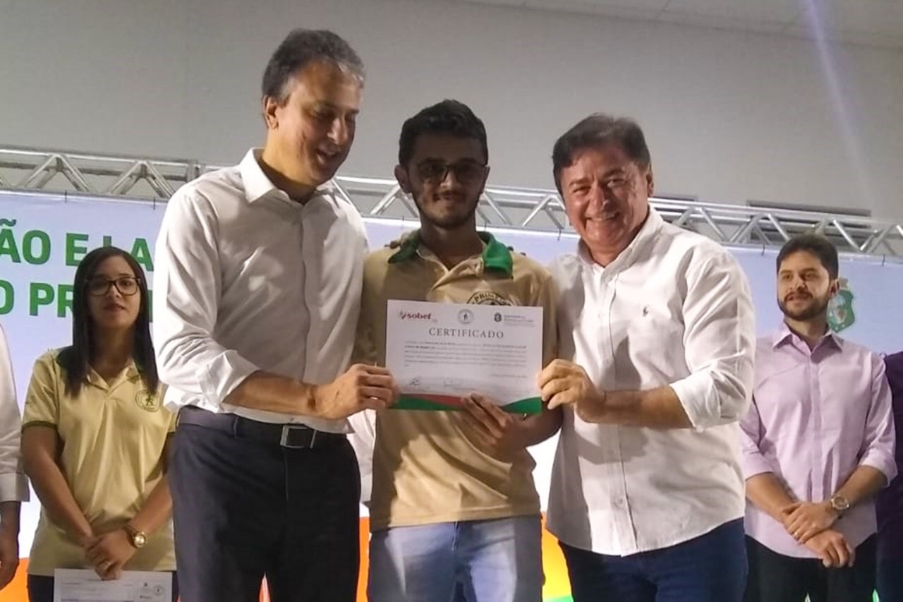 Prefeito Zé Helder acompanha em Crato certificação de jovens varzealegrenses pelo Primeiro Passo