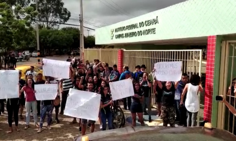 Estudantes do IFCE Juazeiro paralisam aulas e exigem apostilamento