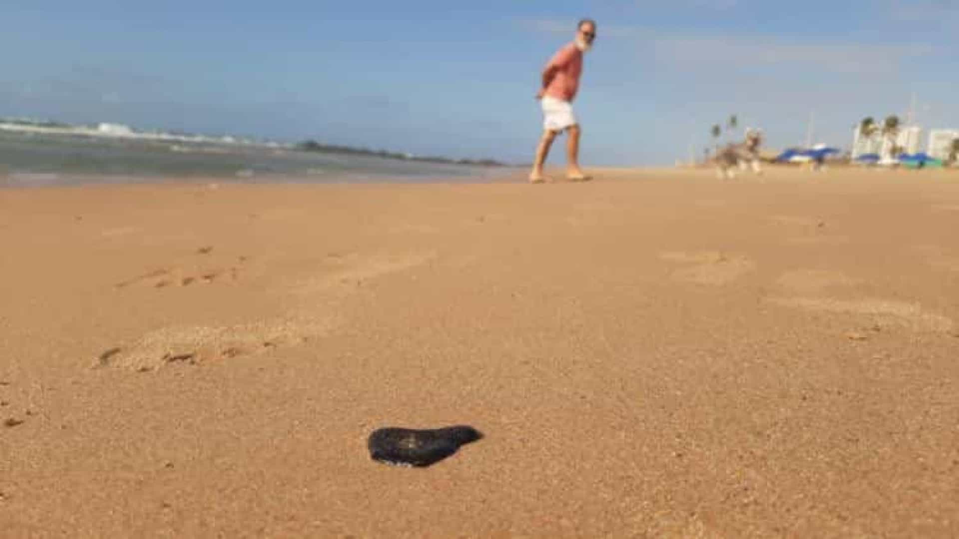 Manchas de óleo chegam a praias de Salvador