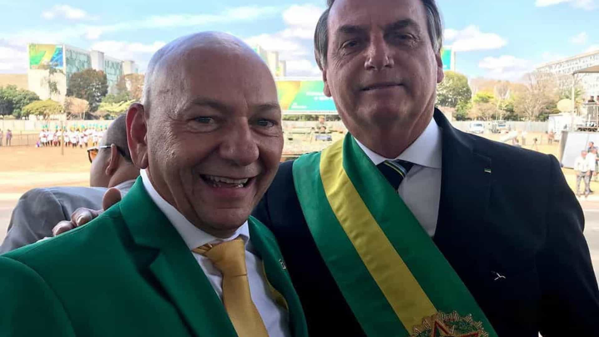 Junto ao dono da Havan, Bolsonaro diz que economia dá sinais de melhora