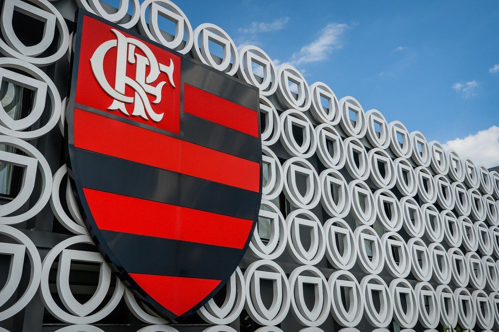 Dirigentes do Flamengo fazem vaquinha e surpreendem funcionários do Ninho com ingressos para semi