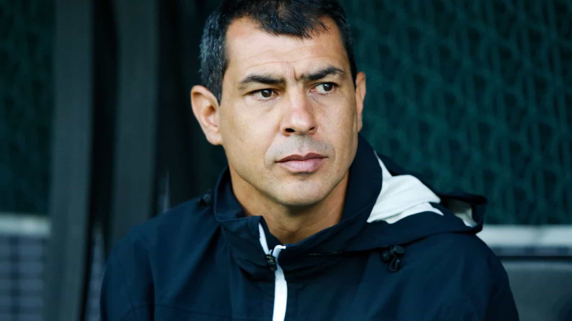 Carille passa por procedimento no joelho e desfalca Corinthians