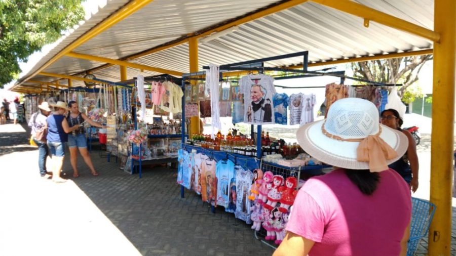Romaria de Finados aquece comércio de velas e artigos religiosos em Juazeiro do Norte, no Ceará