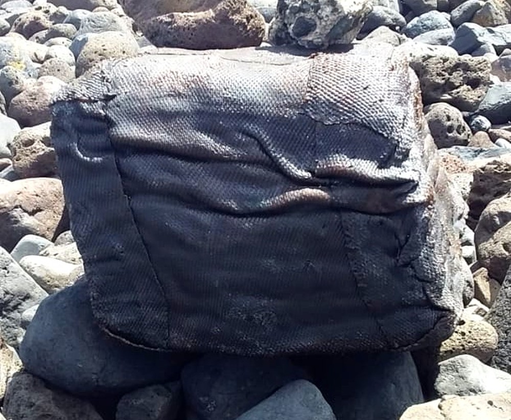 Objeto similar a fardo de borracha é encontrado em Fernando de Noronha