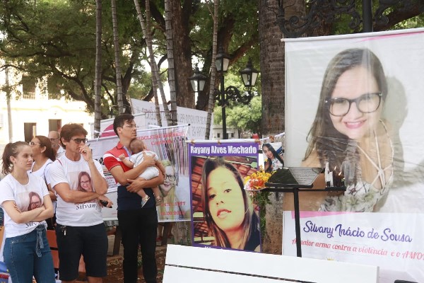 Café pela Vida marca Dia Internacional da Não Violência contra a Mulher, na Praça da Sé, em Crato