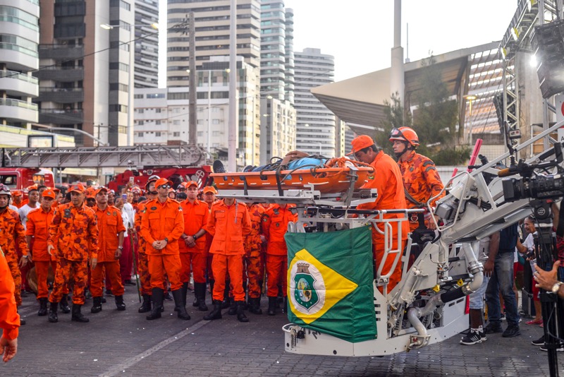 Governo do Ceará entrega maior escada mecânica do Nordeste para o Corpo de Bombeiros