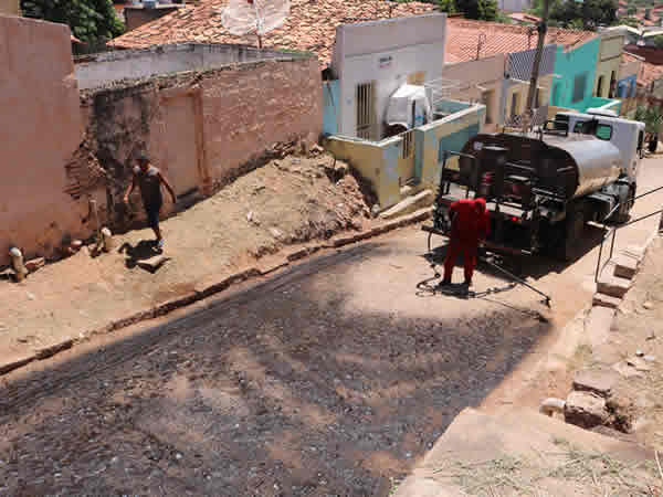 Prefeitura do Crato inicia pavimentação no Alto da Penha, atendendo reivindicação de mais de 30 anos da comunidade