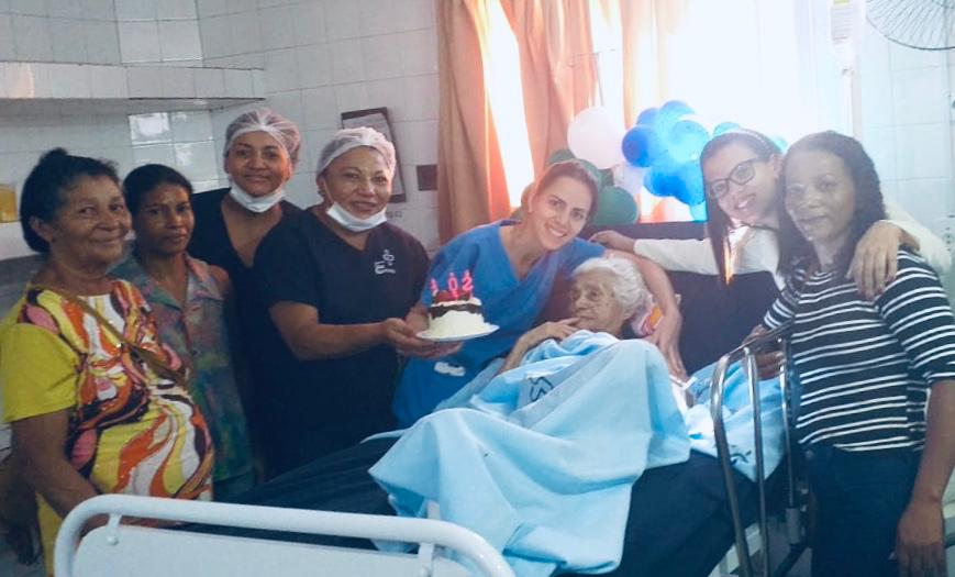 Paciente de 102 anos ganha bolo de aniversário da equipe do Hospital São Raimundo, no Crato