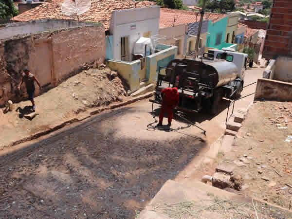 Prefeitura executa pavimentação asfáltica em ruas no Alto da Penha