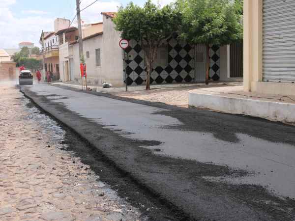 Programa Caminhos do Crato atende população melhorando as vias dos bairros