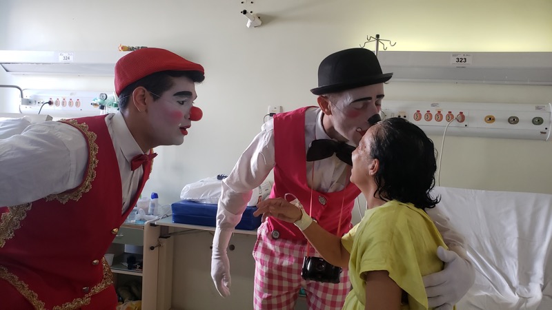 Palhaços do Marcos Frota Circo Show levam alegria para pacientes do HRC