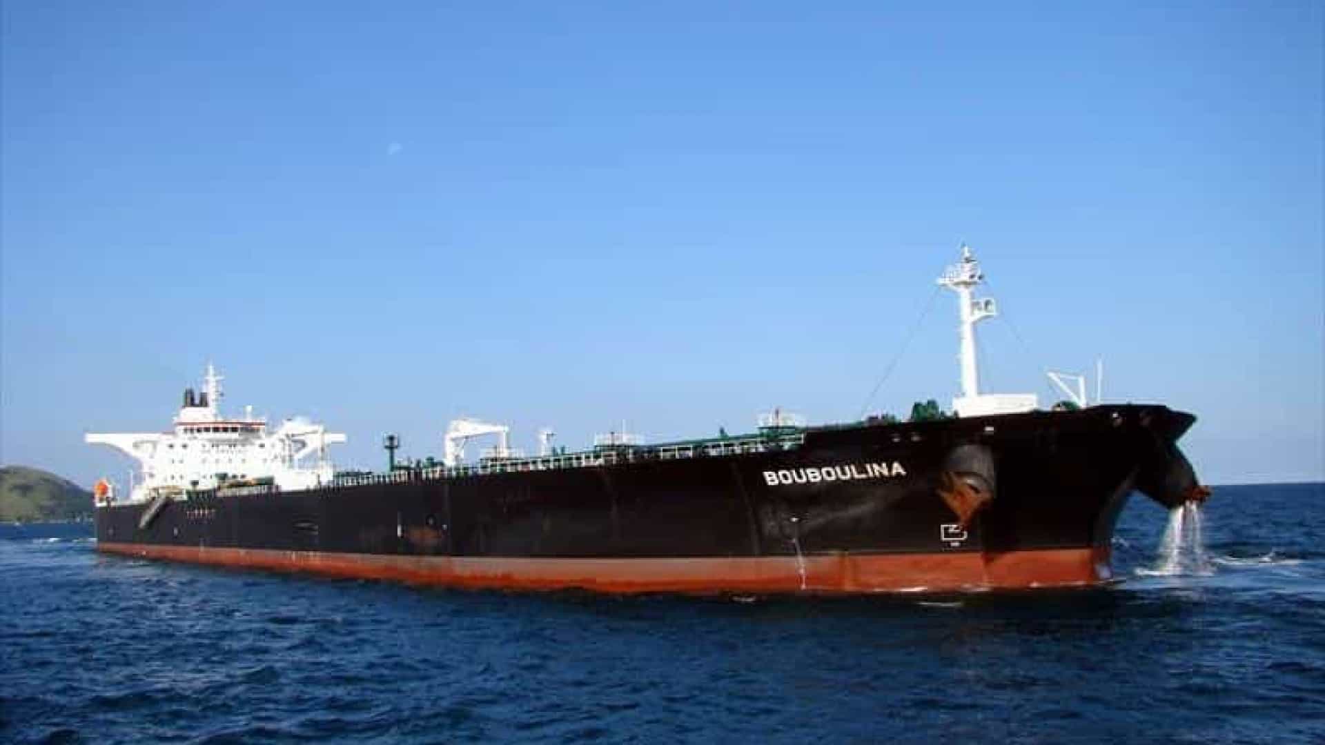 Cientistas detectam óleo 2 dias antes de passagem de navio grego