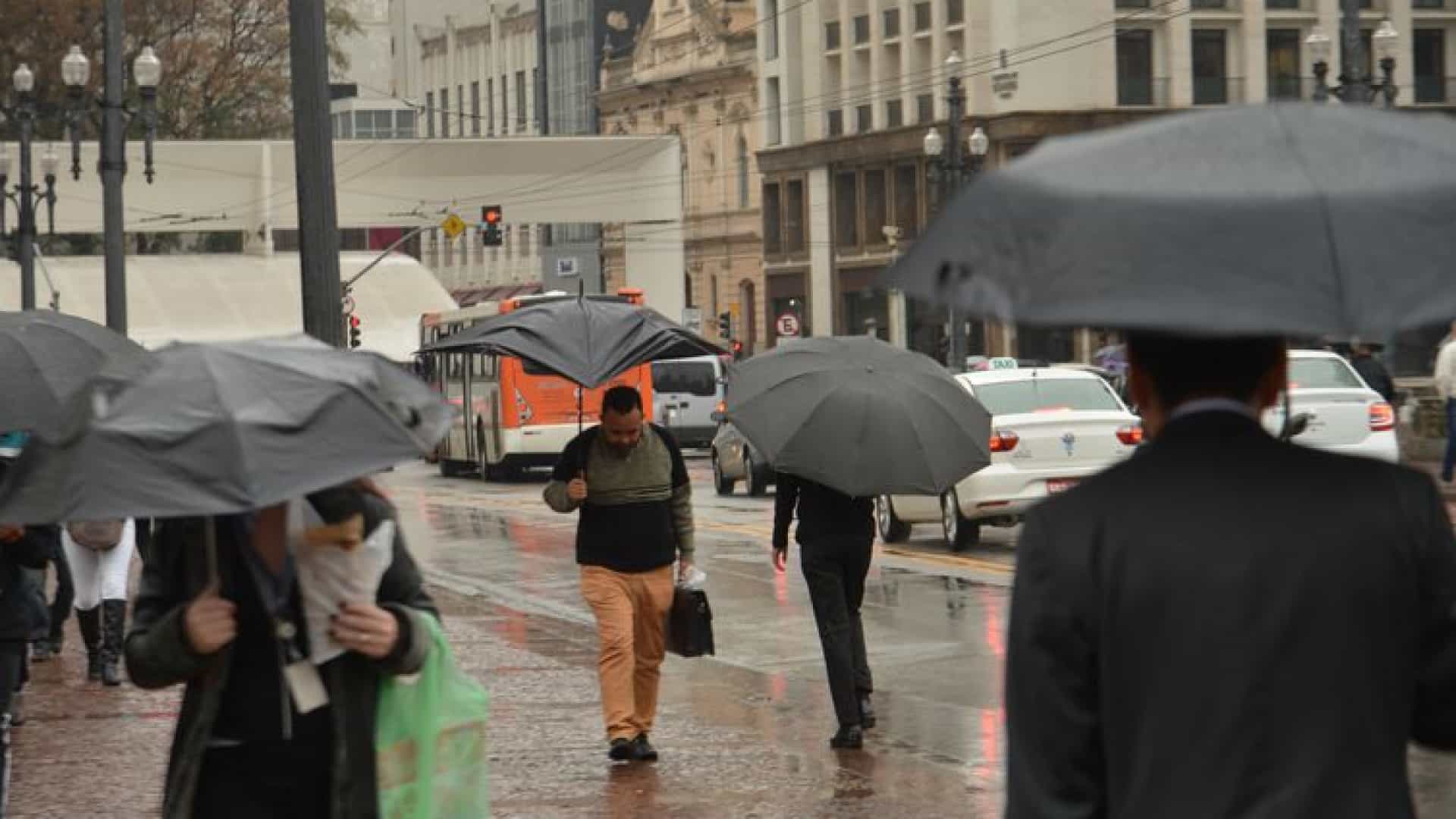 Mulher é eletrocutada durante forte chuva em São Paulo