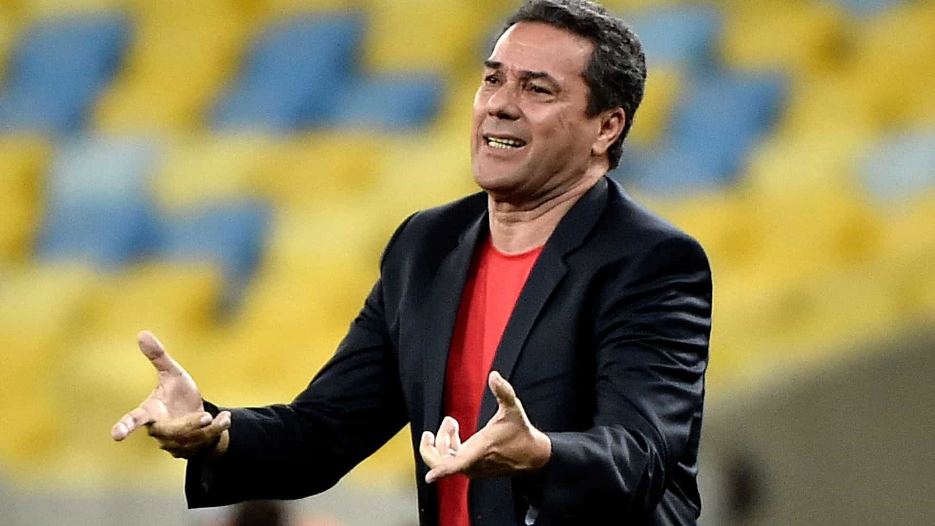 Luxemburgo volta ao Vasco após cirurgia para retirar tumor do nariz