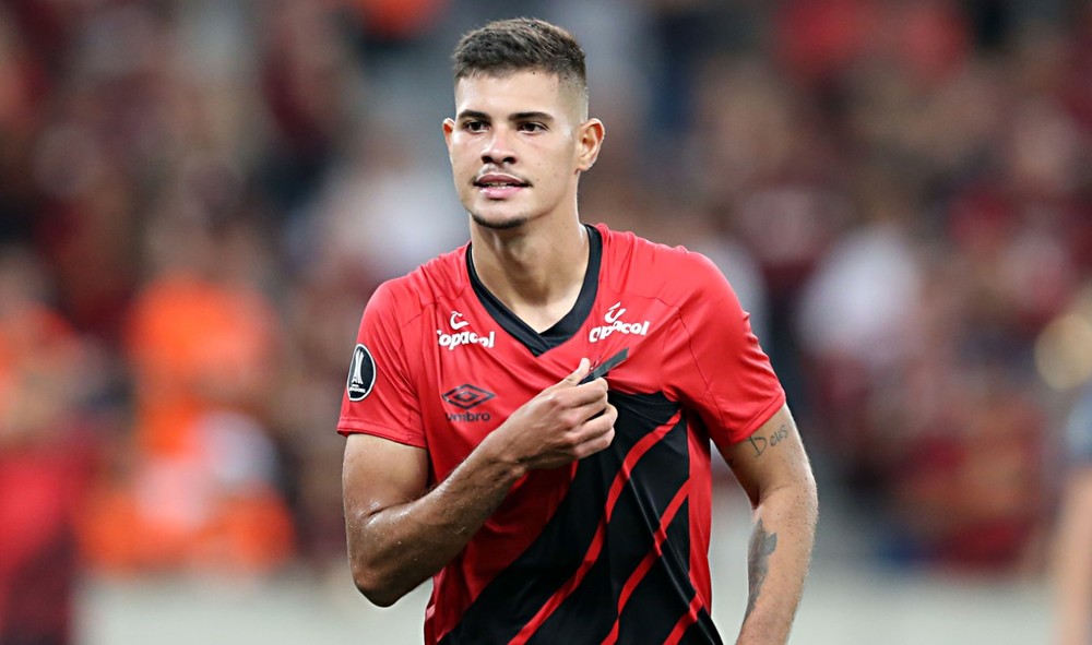 Perto do Atlético de Madrid, Bruno Guimarães pode entrar no top-10 de maiores vendas do Brasil