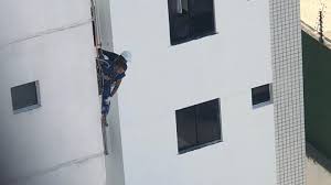 Operários ficam pendurados em prédio durante obras em Fortaleza