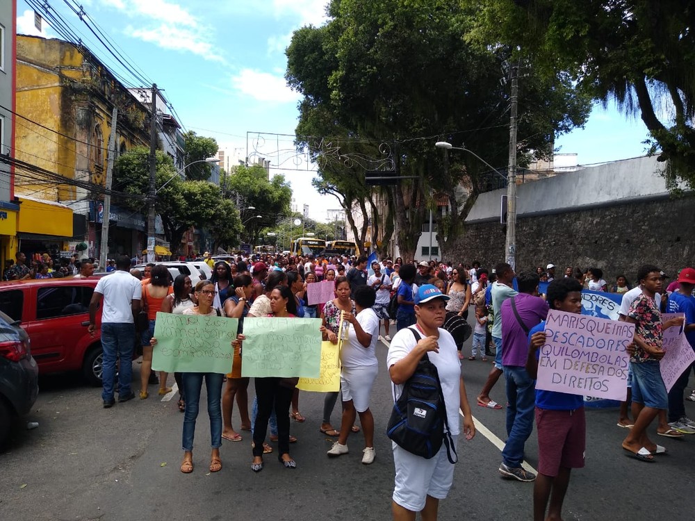 Passeata de pescadores e marisqueiras deixa trânsito intenso na região da Av. Sete de Setembro, em Salvador