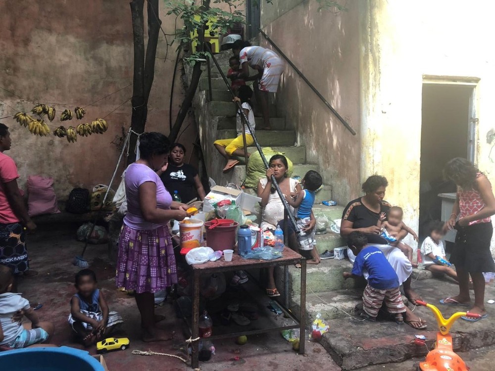 Grupo de 30 venezuelanos se refugia no interior do Ceará e vive em local abandonado