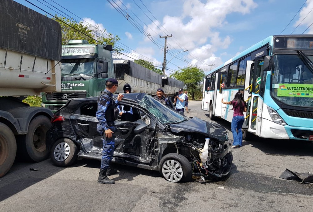Apresentador de TV fica preso a ferragens de carro após acidente com carreta e ônibus em avenida de Fortaleza