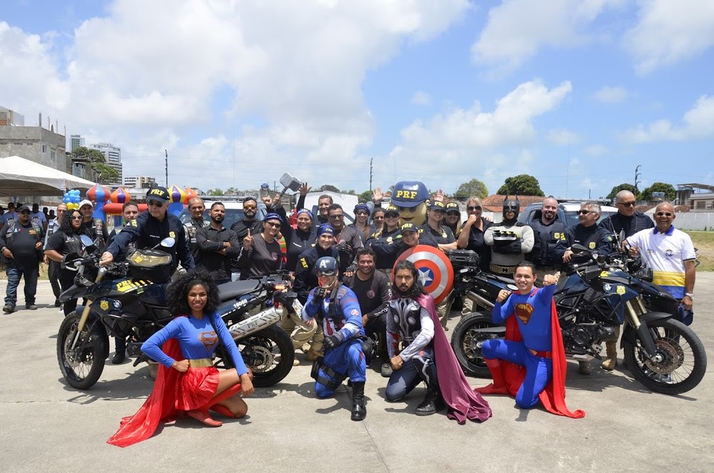 Crianças com câncer recebem visita de super-heróis e têm manhã de atividades com policiais