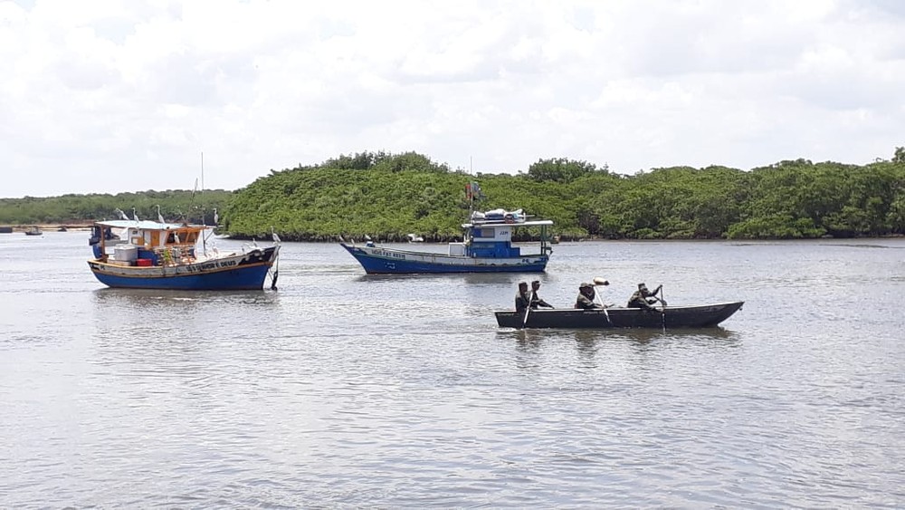 Fuzileiros navais limpam locais com vestígios de óleo em Sirinhaém, no Litoral Sul de Pernambuco